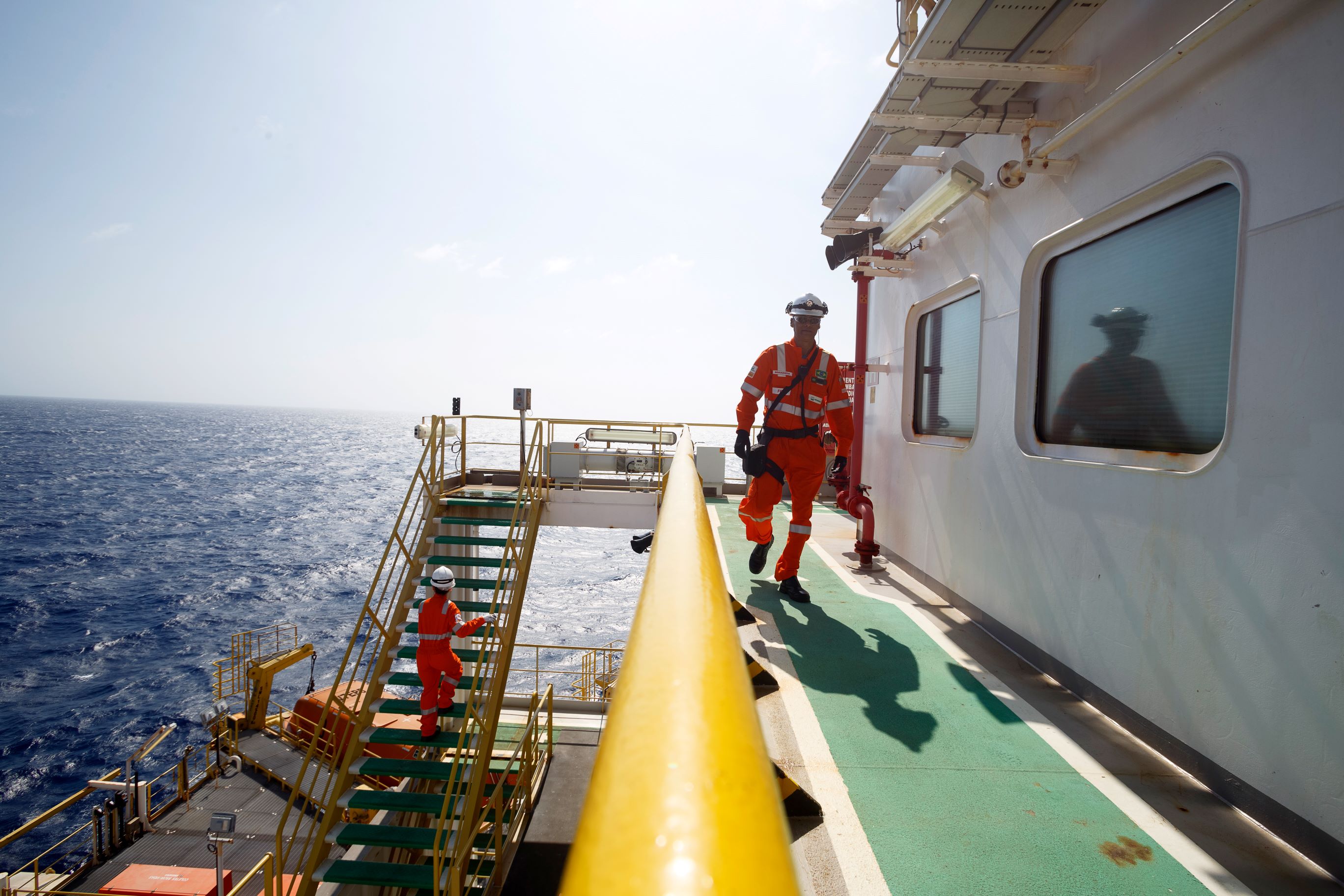 Petroleiros caminhando em plataforma